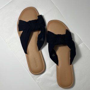 1205- Old Navy Black and Tan knot sandals- size 10